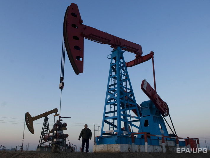 В "Сбербанке" прогнозируют 75 рублей за доллар в случае провала переговоров по заморозке нефтедобычи