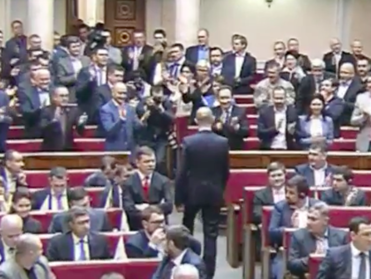 Яценюк покинул зал заседаний Верховной Рады под аплодисменты депутатов