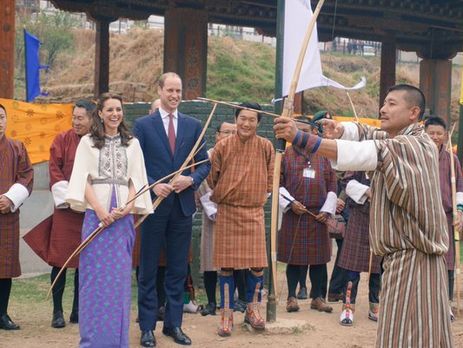 Кейт Миддлтон и принц Уильям напоили слонов и носорогов в Индии и постреляли из лука в Бутане. Фоторепортаж