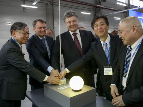 Порошенко (в центре) принял участие в открытии японского завода в Украине