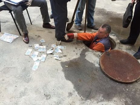 В Киеве чиновник фискальной службы, пойманный на взятке, пытался в ходе задержания спустить деньги в канализацию