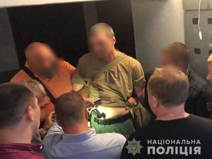 ﻿У підозрюваного в убивстві трьох співробітників АЗС у Миколаєві під час затримання виявили сумку зі зброєю – ЗМІ