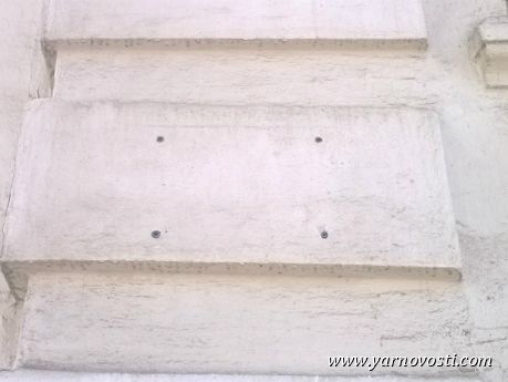 С дома Немцова в Ярославле демонтировали мемориальную доску