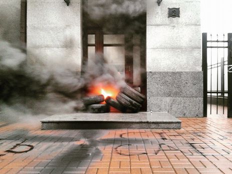 В Киеве здание Россотрудничества забросали дымовыми шашками и файерами