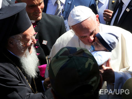 Папа Римский на острове Лесбос встретился с беженцами. Фоторепортаж