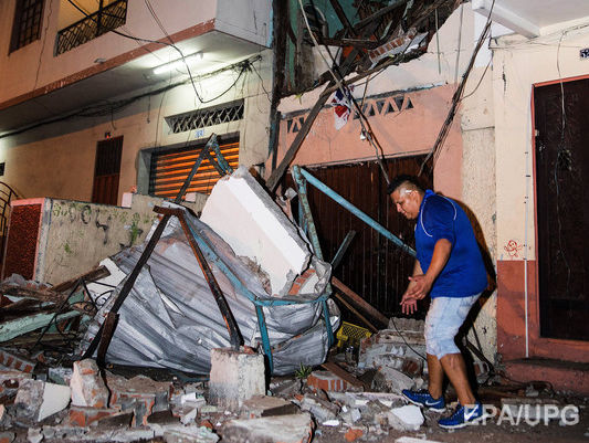 В результате мощного землетрясения в Эквадоре погибли 77 человек