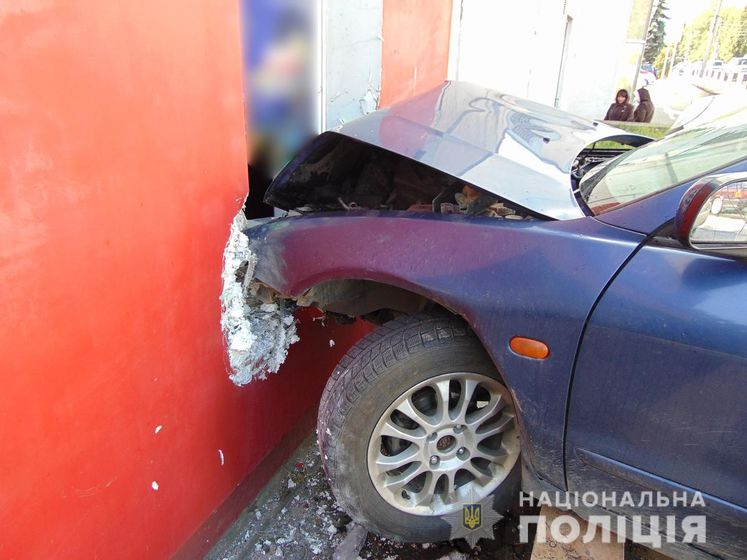 В Черновцах пьяный водитель врезался в дом и начал стрелять – полиция