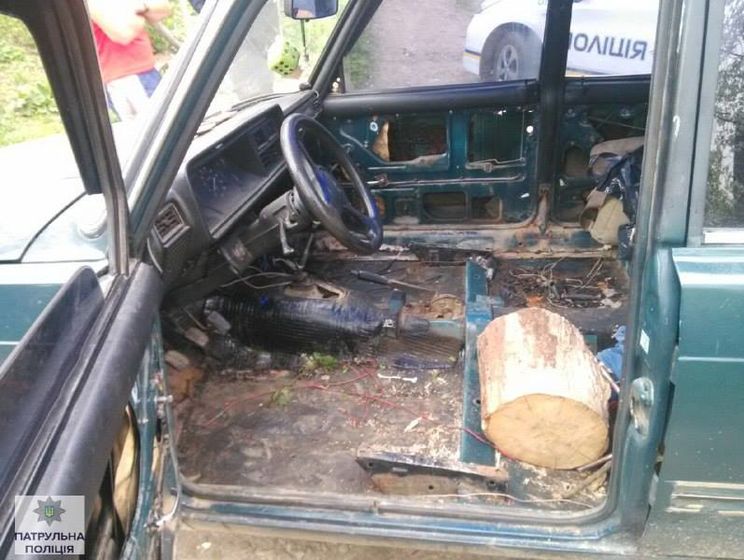 В Ивано-Франковске полиция остановила пьяного водителя, ехавшего сидя на пне