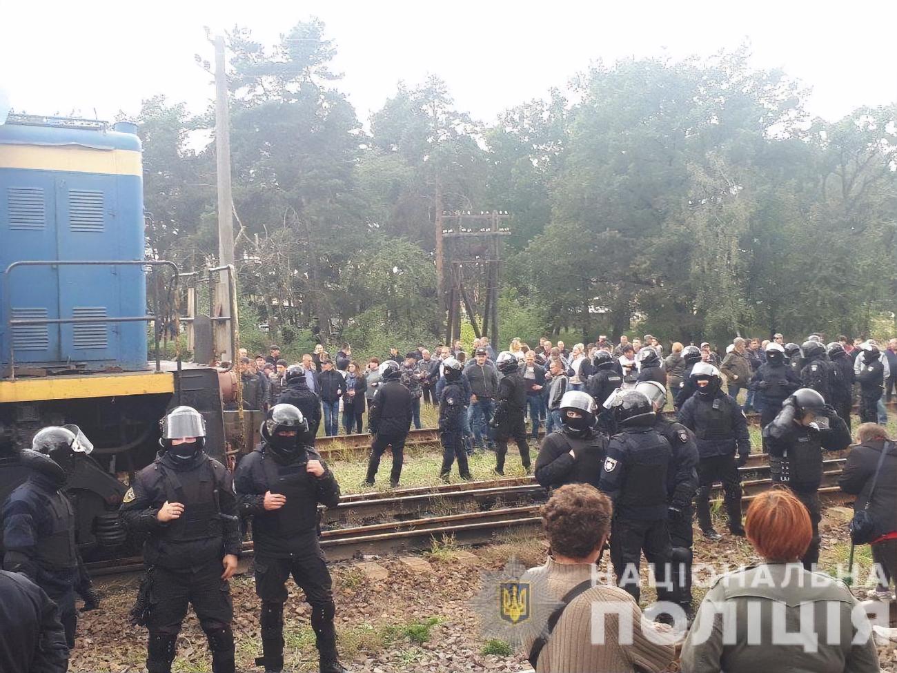 Во Львовской области произошли столкновения полиции с активистами,  блокирующими российские вагоны с углем, есть задержанные