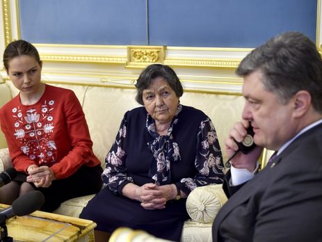 Савченко по просьбе родных согласилась прекратить голодовку, сообщил Порошенко