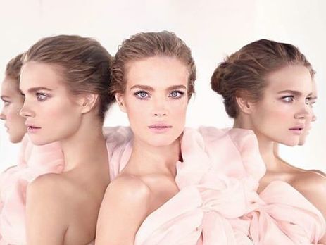 Водянова показала округлившийся живот на совместном фото с дочерью Невой