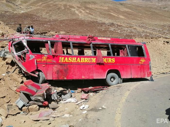 ﻿У Пакистані автобус врізався в гору, загинуло щонайменше 26 осіб