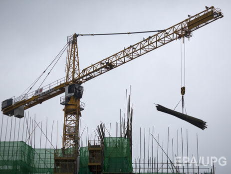 В Умани на машину упал кран: погибла женщина, пострадали дети