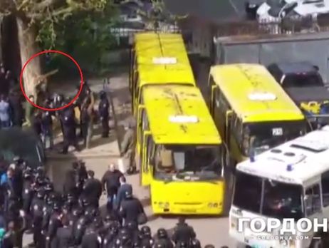Митингующие под Киевсоветом забросали автобусы силовиков камнями и досками