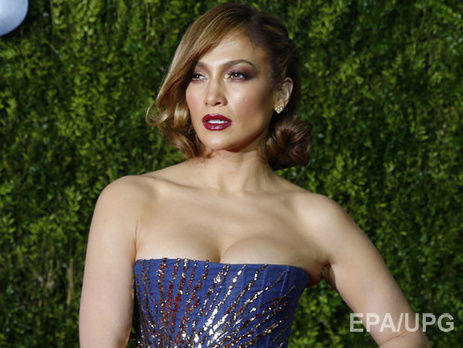 Лопес показала грудь в откровенном декольте. Фото 