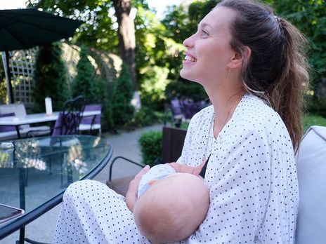 Тодоренко показала, как играет с сыном на траве