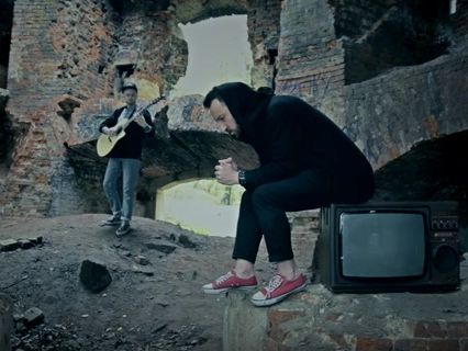 Песню "Обійми" исполнила львовская группа Red Sneakers