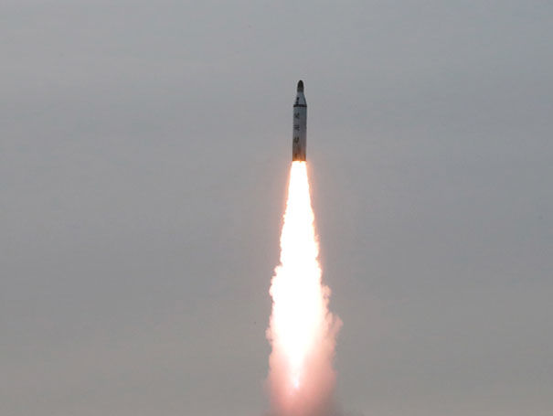 КНДР показала запуск баллистической ракеты с подводной лодки. Фоторепортаж