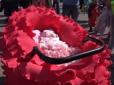 В Запорожье родители соревновались в креативности дизайна детских колясок. Видео