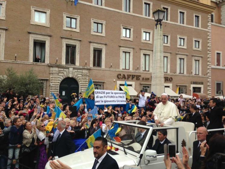 Украинцы Рима поблагодарили Папу Франциска за организацию сбора гуманитарной помощи Украине