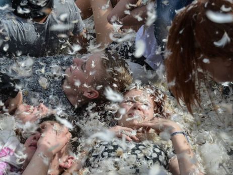 В Киеве молодежь устроила битву подушками. Фоторепортаж