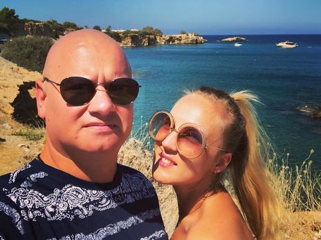 Кошевой позировал с женой и дочерьми в море