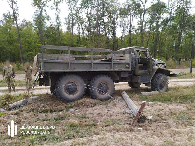 В Хмельницком на территории воинской части после столкновения автомобиля с бетонной опорой погиб военнослужащий