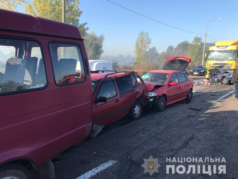 Под Киевом в ДТП попали девять машин, есть погибший