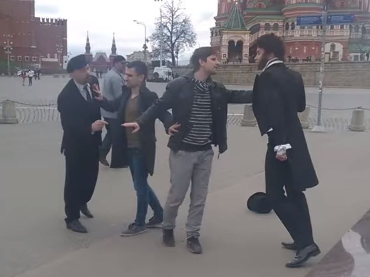 В Москве у Красной площади подрались двойники Пушкина и Ленина. Видео