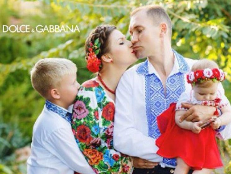 Dolce & Gabbana запустили флэшмоб публикацией снимка украинской семьи. Фото