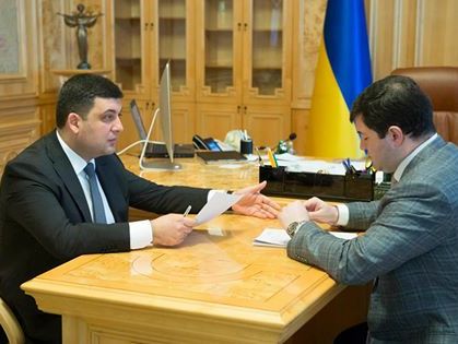 Гройсман потребовал провести служебное расследование в связи с попыткой контрабанды леса в Закарпатье