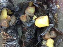 Две гражданки Китая с почти 35 кг янтаря задержаны в аэропорту Харькова