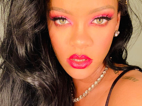 Рианна позировала в кружевном белье собственного бренда