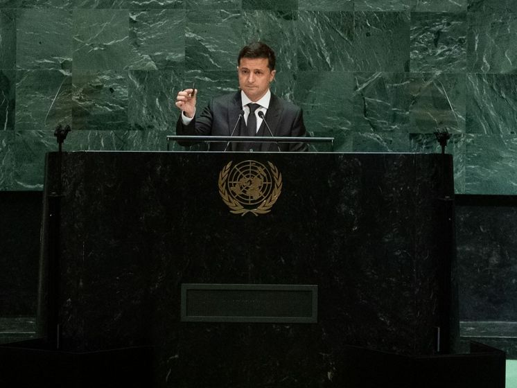 "Вот это стоит $10". На сессии Генассамблеи ООН Зеленский показал пулю, аналогом которой на Донбассе убили оперного певца Слипака