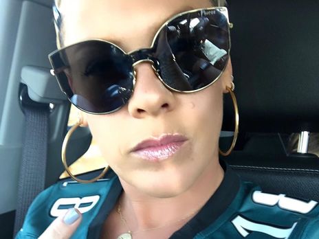 Pink показала растяжку, стоя на руках