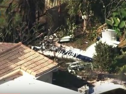 В городе Помпано-Бич самолет врезался в дом