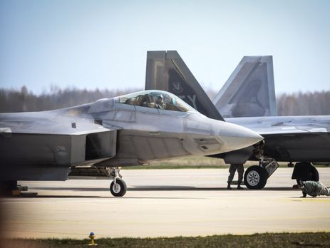 В Литву прибыли два американских истребителя-невидимки F-22 Raptor. Фоторепортаж