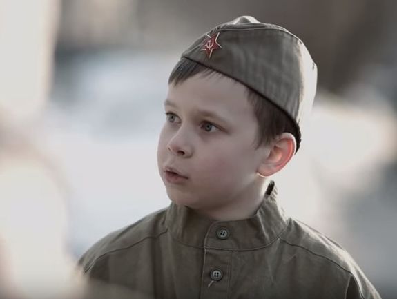"А умирать не страшно?". В российском социальном ролике мальчик-солдат рассказал детям о смерти и победе. Видео