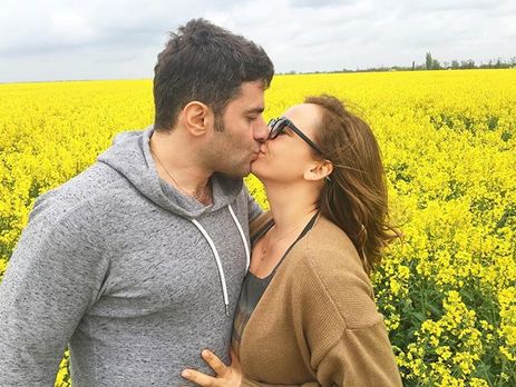 Российская телеведущая Чехова и ее муж Баблишвили сфотографировались в украинском поле