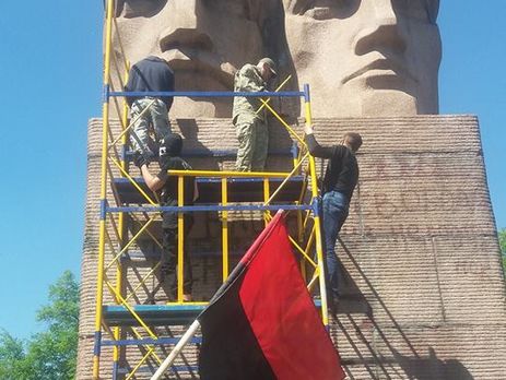 В Киеве активисты попытались демонтировать памятник чекистам