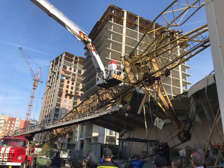 Во Львове на торговый центр упал строительный кран, пострадала водитель &ndash; горсовет