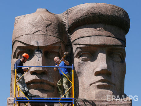 Националисты безуспешно пытались снести памятник чекистам в Киеве. Фоторепортаж