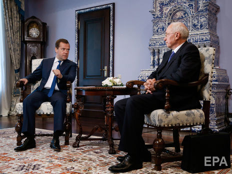 После переговоров Медведева с Азаровым Украина отказалась продолжать политику евроинтеграции, напоминают "Схемы"