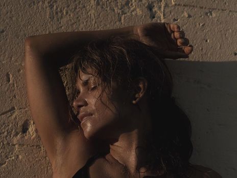 ﻿Беррі показала тінь свого тіла топлес