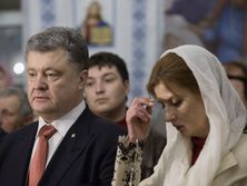 В Пасхальную ночь Порошенко с супругой посетили праздничные богослужения. Фоторепортаж