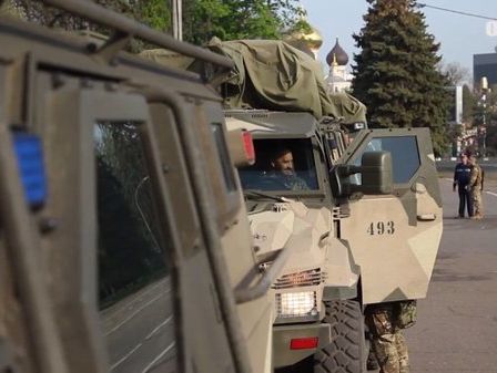 "Азов" показал репетицию показа бронетехники сил Нацгвардии и Нацполиции в Одессе. Видео