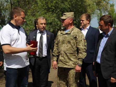 Благодатный огонь из Иерусалима доставили военным на админграницу с Крымом