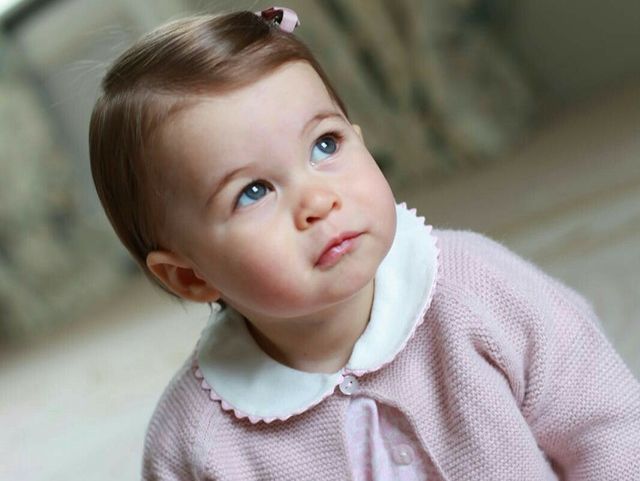 Новые снимки принцессы Шарлотты обнародовала королевская семья Великобритании 