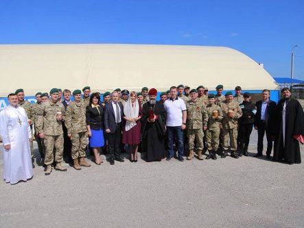 Благодатный огонь из Иерусалима передали с материковой Украины в оккупированный Крым