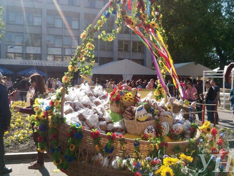 В Житомире собрали самую большую в Украине пасхальную корзину